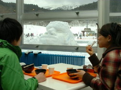 ゲレンデの近くにお目見えしたモアイの雪像。レストランからも眺めることができる=佐賀市富士町の天山スキー場