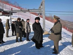 北朝鮮に建設中の馬息嶺スキーリゾートを視察する金正恩(キム・ジョンウン、Kim Jong-Un)第1書記(中央、撮影日不明、2013年12月31日公開)。