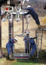 シーズンに備え、リフトに座席を取り付ける作業員(鏡野町の恩原高原スキー場で)