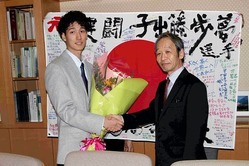 母校・北海高の壮行会に出席し山崎校長(右)と握手をする子出藤