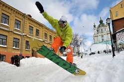 1881年以来となる積雪に見舞われたウクライナの首都キエフ市内で、スノーボードを楽しむ男性(2013年3月25日撮影)。