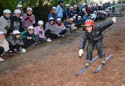 歓声を受けながら落ち葉スキーの初滑りを楽しむ児童=愛知県岡崎市の恵田小で2012年11月16日、兵藤公治撮影