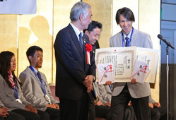 全日本スキー連盟のソチ五輪メダリスト顕彰式で、メダル2個分の賞状と目録を記念撮影用に持たされて笑みのこぼれるジャンプの葛西紀明(右)=山本晋撮影