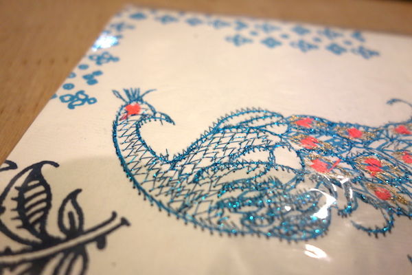 インドの表紙が刺繍ペーパーノート、クジャク柄
