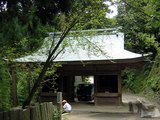 横峰寺 境内1番奥に山門がある、実際はコチラが入り口
