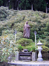 横峰寺 石楠花に包まれた弘法大師の像