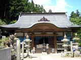 横峰寺 神社風の権現造りで風格のある本堂