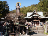 清滝寺 境内では大きな薬師如来像が目を引きます