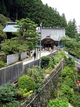 横峰寺 視界が開けてくるといきなり寺が見えてくる