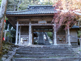 青龍寺 山門の奥へと長い階段は続きます