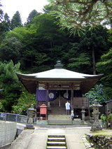 横峰寺 境内に入るとまず大師堂がある