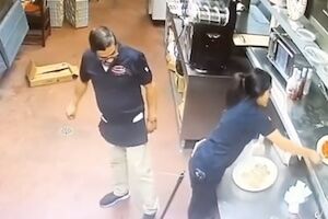 ◆おいおっさんwwwお姉ちゃんの肛門を狙ったイタズラが180万再生wwwww 変態の宴Ⅱ