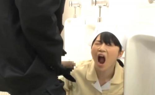 ◆男便所で小便するチンポを見て興奮した美人清掃員がいきなり生オシッコ直飲みしてチンポ吸い出す!! 変態の宴Ⅱ
