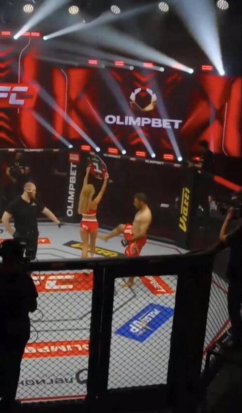 ◆【動画】ラウンドガールがイラン選手にお尻を蹴られて入院 ”過度な露出”に腹を立てたか 変態の宴Ⅱ