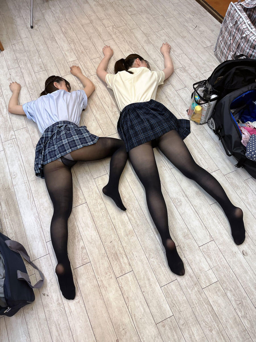 ◆【画像】制服女子さん、おふざけ写真を投稿するもパンツ見えてるのに気づいてないw 変態の宴Ⅱ