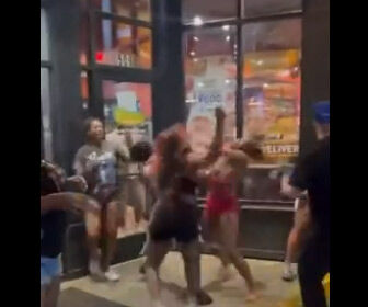 ◆【動画】乱闘する女たちに警察官が催涙スプレーをかける 変態の宴Ⅱ