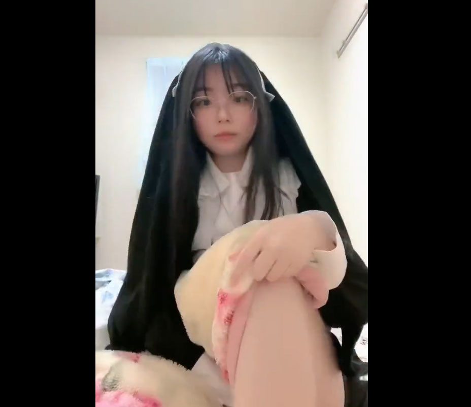 ◆【動画】配信中にパンチラしたことに気付いて固まる女の子wwwwwwww 変態の宴Ⅱ