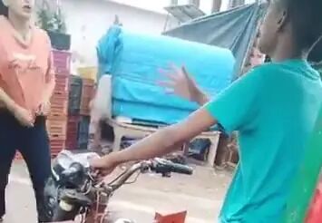 【動画】まんさん、パンツを脱いで殴り合いを始めてしまうwww 変態の宴Ⅱ