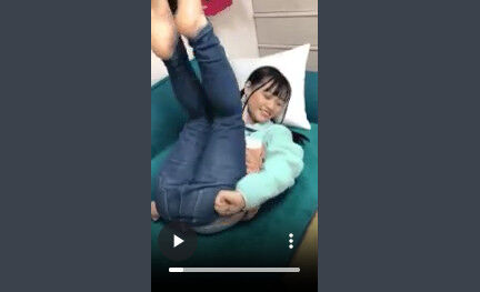 ◆【画像】スキニージーンズのまんさん、脱ぐのに苦戦してパンツ丸出しになるwww 変態の宴Ⅱ