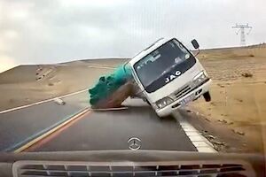 ◆【動画】コントロールを失ったトラックに正面から突っ込まれたベンツのドラレコ(@_@;) 変態の宴Ⅱ