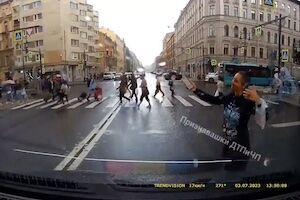 ◆【動画】歩きスマホでヒヤリ。車に気づかなかったお姉ちゃんの謝罪方法がwwwww 変態の宴Ⅱ