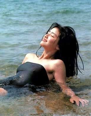 ◆【画像】石田ゆり子の乳首ポッチと恥丘www 変態の宴Ⅱ