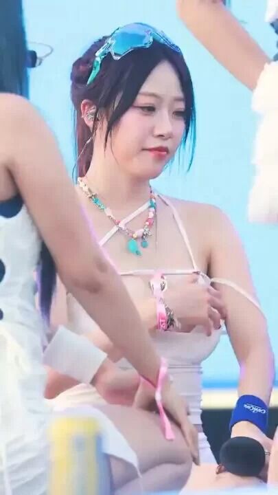 韓国アイドルさん、ステージ上でうっかり乳首見せてしまう 変態の宴Ⅱ