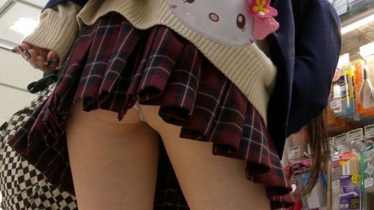 ◆【画像】尻肉見えてるミニスカJKさんωωωωωωωωωωωωω 変態の宴Ⅱ