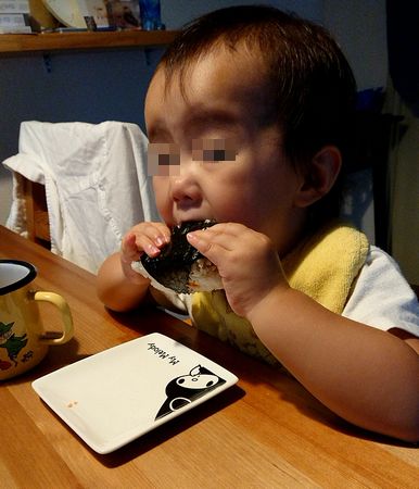 おにぎりにかぶりつく姫