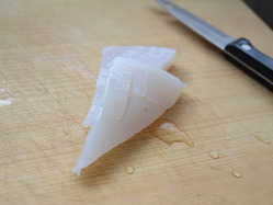 こんにゃくに切り込みを入れる