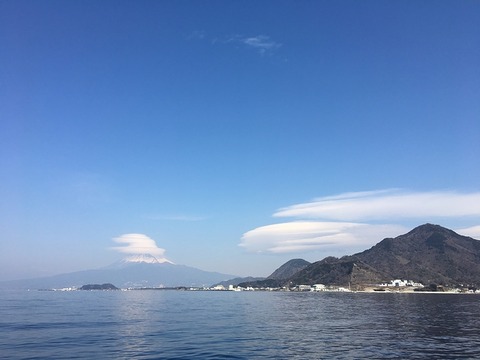 富士山には見事な傘雲@淡島