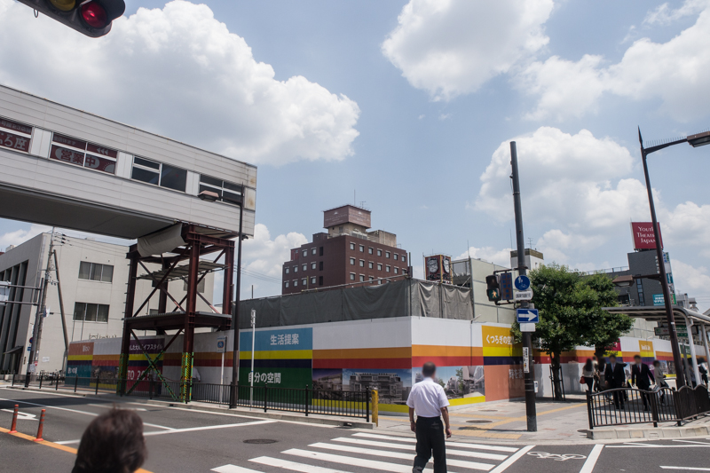 近鉄百貨店だった建物がほぼ解体されて、渡り廊下が飛び出たジェンガみたいになってる