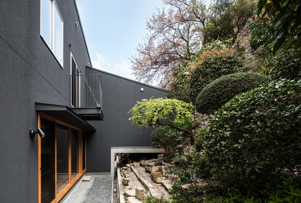 TA-HOUSE−大きな斜面の庭をもつ家−
