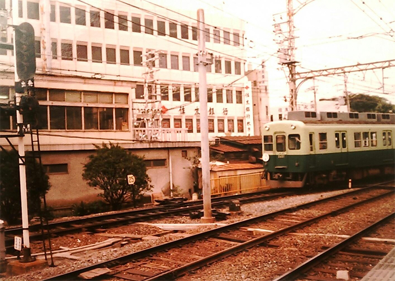 1983年の地上駅時代の枚方市駅からみた京阪電車 枚方フォト 枚方つ