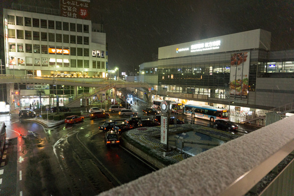 枚方市駅の雪-11