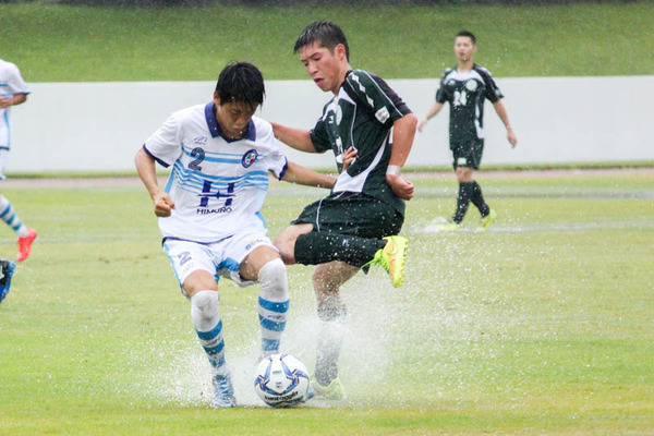 2吉田相手とボールを奪い合う18