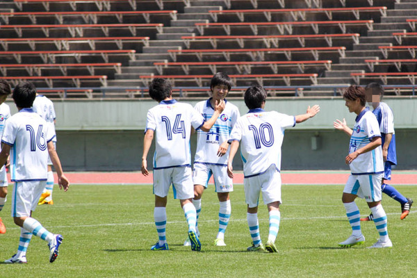 10加藤のゴールを祝福27