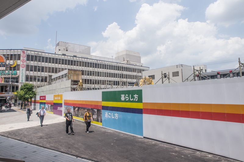 近鉄百貨店だった建物がほぼ解体されて、渡り廊下が飛び出たジェンガみたいになってる