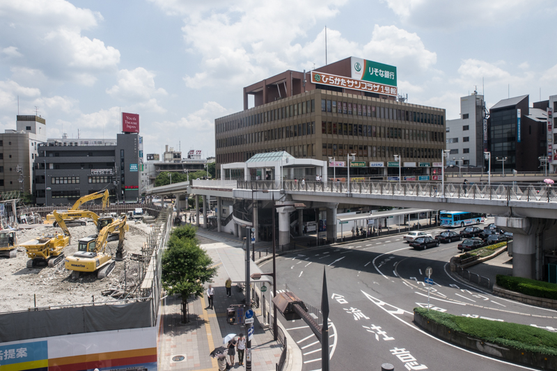 近鉄百貨店だった建物がほぼ解体されて、渡り廊下が飛び出たジェンガみたいになってる