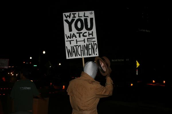 悪の映画会社 世紀foxをウォッチ 監視 に来た ウォッチメン のヒーロー ロールシャッハがデモ抗議の写真 旧 ｃｉａ こちら映画 中央情報局です