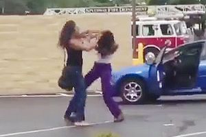 女性2人の激し喧嘩。髪の毛を引っ張り殴りまくる…