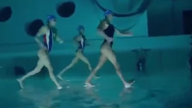 シンクロナイズドスイミングの水中