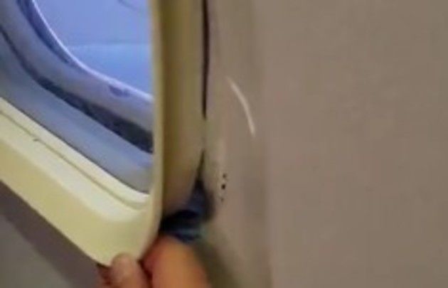 飛行機の窓が取れる。