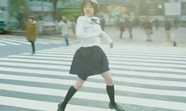 女子高生が渋谷でダンス