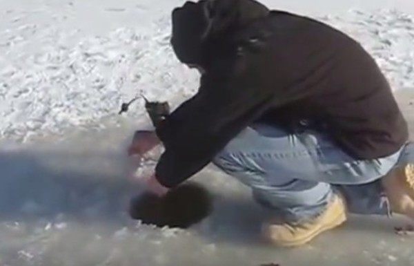 氷の穴からチョウザメを釣る