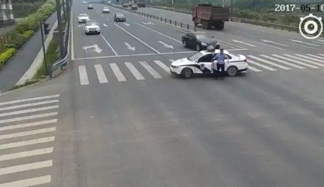 中国の警官がクルマを止めた理由