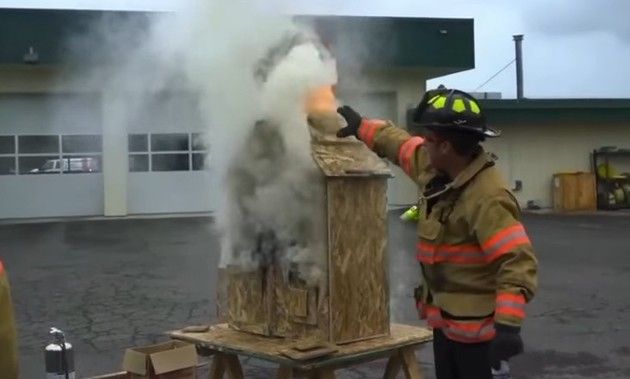 消防士が屋根に穴を開ける方法