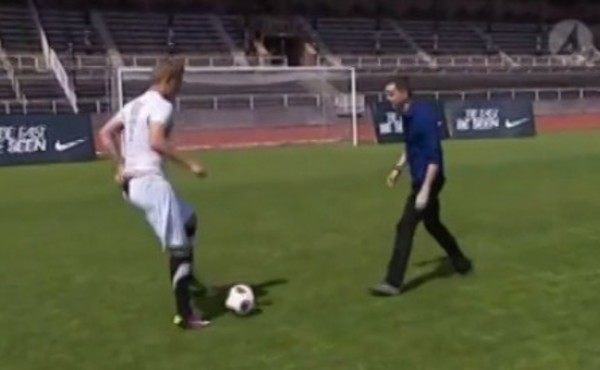 素人がプロサッカー選手からボールを捕ろうとする動画