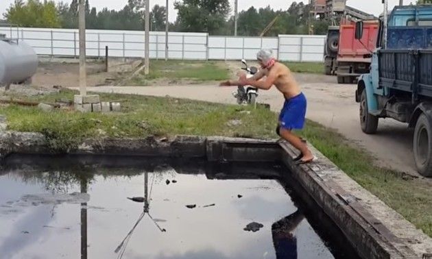 オイルの池に飛び込むロシア人