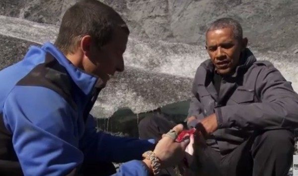 オバマがベアグリルストサーモンを食べるサバイバル体験